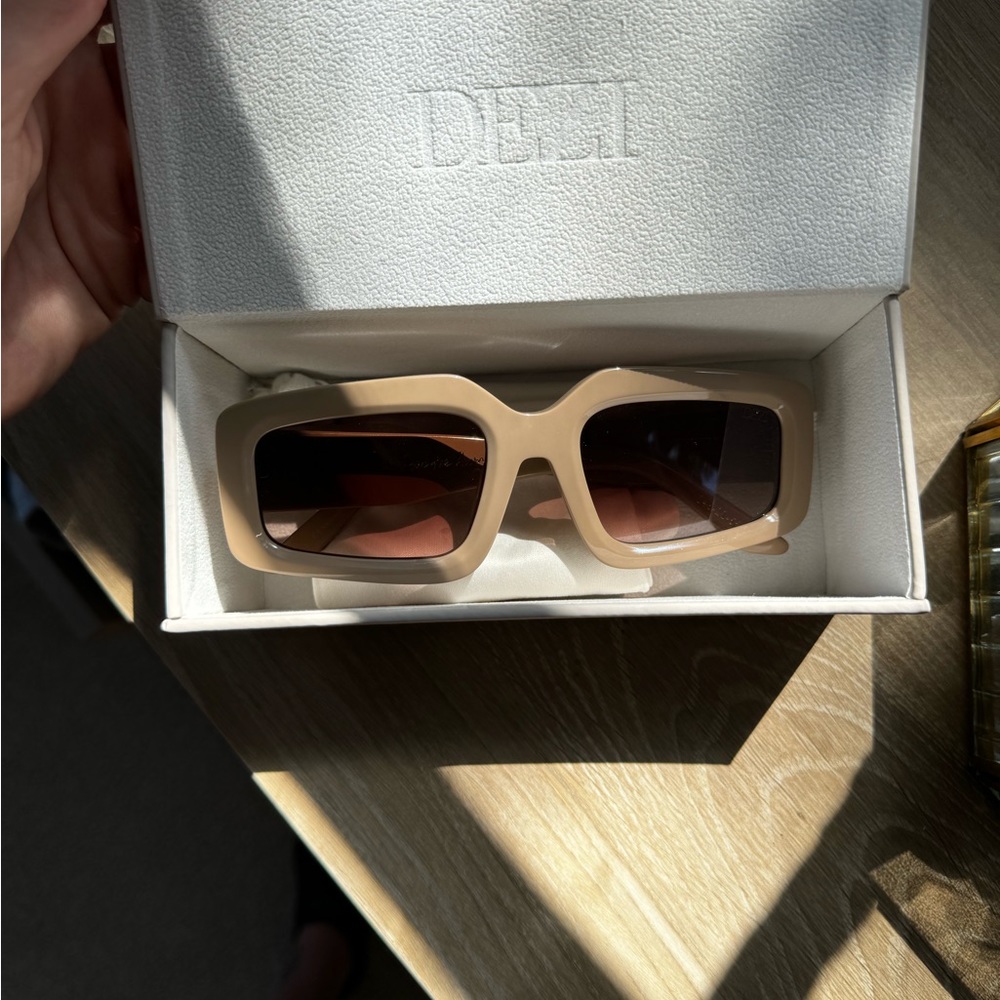 Dezi Read the room sunglasses